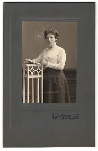 Fotografie P. & H. Koch, Crefeld, Rheinstrasse 32, Hübsche Frau in weisser Bluse mit Buch