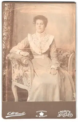 Fotografie E. Mc. Donald, Penrith, Junge Dame im weissen Kleid mit Spitzen