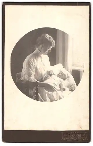 Fotografie Gebr. Otto, Oranienburg, Mutter mit Tochter im weissen Kleid