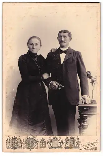Fotografie Oscar Strensch, Wittenberg, Markt 14, Portrait bürgerliches Paar in eleganter Kleidung