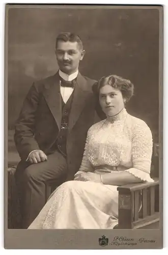 Fotografie P. Clasen, Dessau, Kavalierstrasse 16, Portrait bürgerliches Paar in eleganter Kleidung
