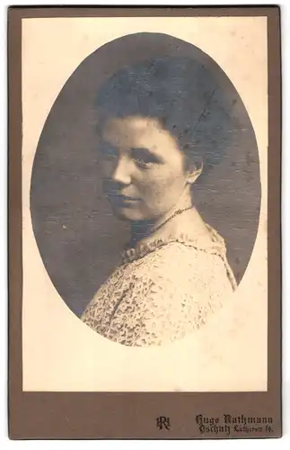 Fotografie Hugo Rathmann, Oschatz, Lutherstrasse 16, Brustportrait junge Dame mit Halskette