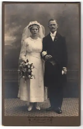 Fotografie Bruno Mattner, Wilsdruff, Meissenerstrasse 43, Portrait bürgerliches Paar in Hochzeitskleidung mit Schleier