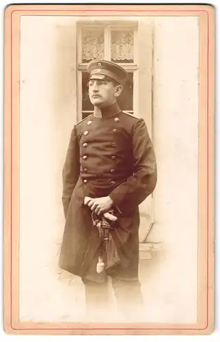 Fotografie unbekannter Fotograf und Ort, Portrait Soldat in Uniform mit Schirmmütze