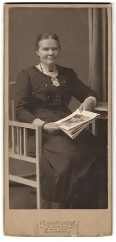 Fotografie Taggeselle & Ranft, Dresden-A, Augsburgerstrasse 9, Portrait bürgerliche Dame mit Zeitung am Tisch sitzend