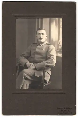 Fotografie Hermann Krätzer, Dresden-A, Rosenstrasse 48, Portrait Soldat in Uniform auf Stuhl sitzend