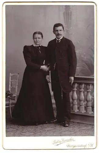 Fotografie Julius Grusche, Neugersdorf i / S., Portrait bürgerliches Paar in eleganter Kleidung