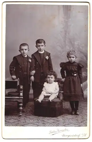Fotografie Julius Grusche, Neugersdorf i / S., Portrait drei Kinder mit Kleinkind in zeitgenössischer Kleidung
