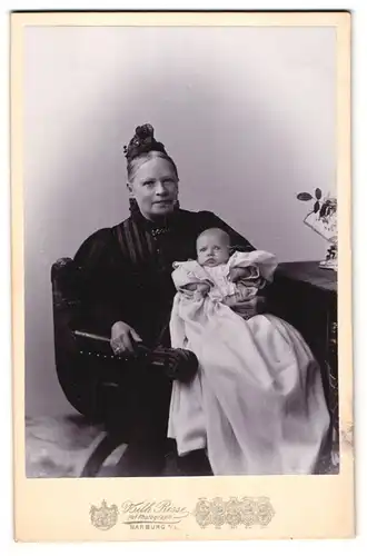 Fotografie Wilh. Risse, Marburg a / L., Portrait bürgerliche Dame mit Baby auf dem Schoss