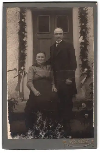 Fotografie Otto Meier, Dippoldiswalde, Portrait bürgerliches Paar in zeitgenössischer Kleidung