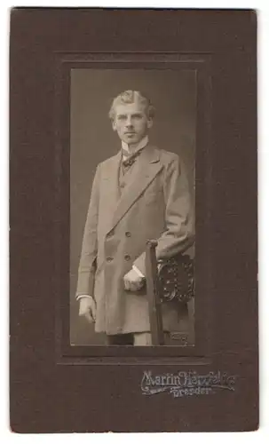 Fotografie Martin Herzfeld, Dresden, Portrait junger Herr im Anzug mit Krawatte