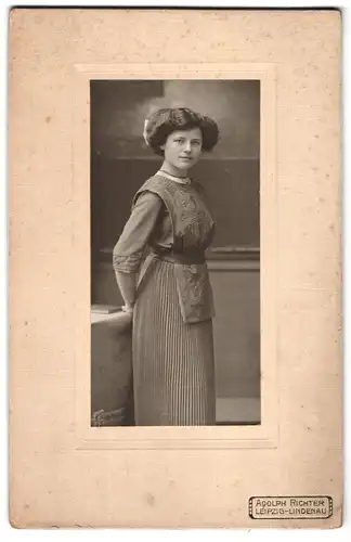 Fotografie Adolph Richter, Leipzig-Lindenau, Merseburger Strasse 61, Portrait junge Dame im hübschen Kleid