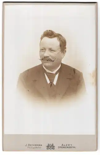 Fotografie J. Beckmann, Alzey, Sprendlingen i / Rhh., Moltkestrasse, Portrait bürgerlicher Herr mit Schnauzbart