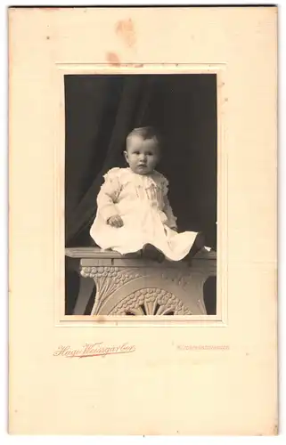 Fotografie Hugo Weissgärber, Kirchheimbolanden, Portrait niedliches Kleinkind im weissen Kleid