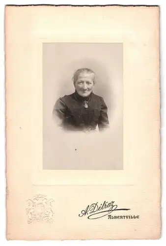 Fotografie A. Détraz, Albertville, Portrait ältere Dame mit Kragenbrosche und Amulett