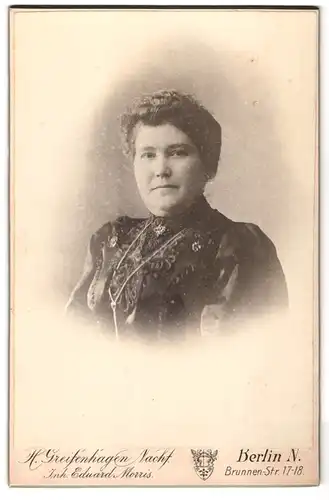 Fotografie H. Greifenhagen Nachf., Berlin-N, Brunnen-Strasse 17-18, Portrait bürgerliche Dame im hübschen Kleid