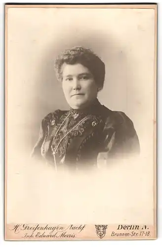 Fotografie H. Greifenhagen Nachf., Berlin-N, Brunnen-Strasse 17-18, Portrait bürgerliche Dame im hübschen Kleid