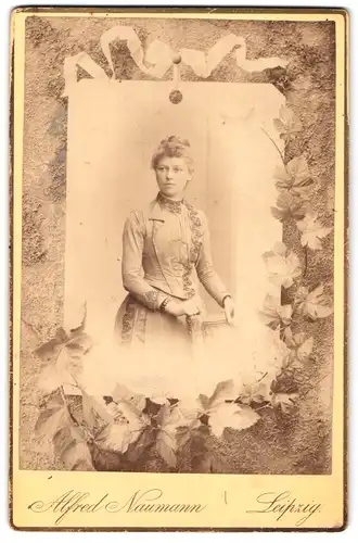 Fotografie Alfred Naumann, Leipzig, Dorotheenstrasse, Portrait Fräulein in festlicher Kleidung