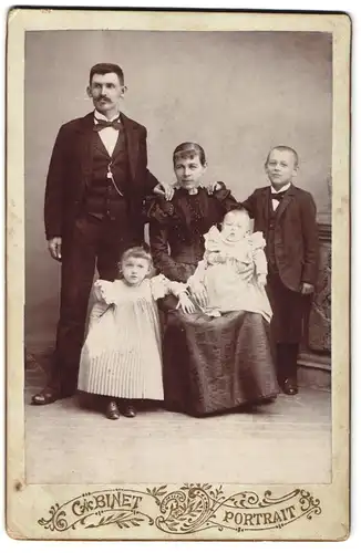 Fotografie unbekannter Fotograf und Ort, Portrait Familie mit drei Kindern