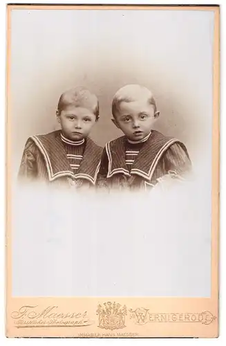Fotografie F. Maesser, Wernigerode, Portrait zwei Kleinkinder in identischer Kleidung