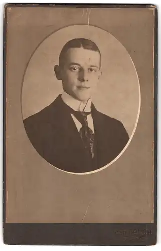 Fotografie Carl Bellach, Leipzig, Gellertstrasse 12, Portrait junger Herr in Anzug mit Krawatte