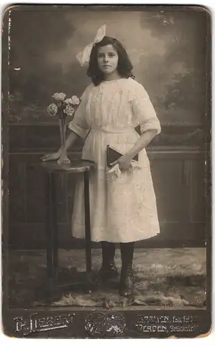 Fotografie Th. Liebert, Bremen, Fehrfeld 61, Portrait Mädchen in weissem Kleid mit Haarschleife