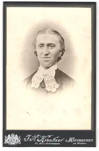 Fotografie J. N. Kreutzer, Kaufbeuren, Am Wiesthor, Portrait Dame mit zusammengebundenem Haar