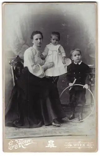 Fotografie E. Moser, Wien, Gumpendorferstrasse 161, Portrait Mutter mit zwei Kindern