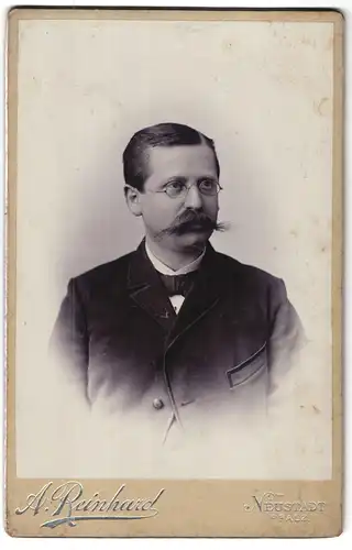 Fotografie A. Reinhard, Neustadt / Pfalz, Herr mit grossem Oberlippenbart und Brille