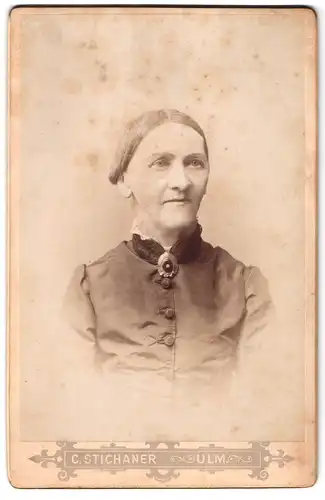 Fotografie C. Stichaner, Ulm, Ensingerstrasse 4, Betagte Dame mit Spange am Hals