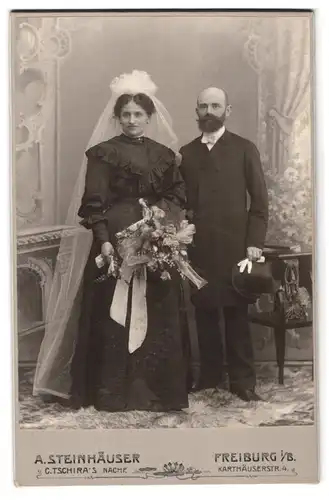 Fotografie A. Steinhäuser, Freiburg i. B., Karthäuserstrasse 4, Ehepaar lassen sich b. der Heirat fotografisch festhalten