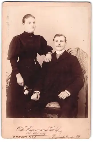 Fotografie F. Kuhlmey, Berlin, Friedrichstrasse 99, Mann im Anzug sitzend neben seiner Frau
