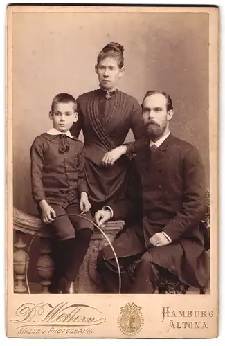 Fotografie D. Wettern, Hamburg-St. Pauli, Langereihe 36, Junge mit Ring zusammen mit den Eltern