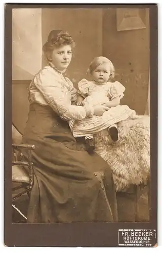 Fotografie Fr. Becker, Höftgrube, Frau mit glücklichem Gesichtsausdruck mit ihrer Tochter