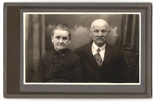 Fotografie Friedrich Dittrich, Reichenau, Ehepaar im hohen Alter blicken in die Kamera