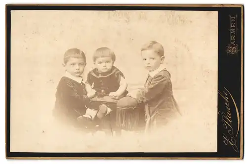 Fotografie E. Flasche, Barmen, Drei Kinder posieren für die Kamera