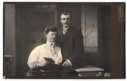 Fotografie G. Schwedes, Heide i. M., Bahnhofsgang 5, Frau mit weissem Oberteil sitzt neben ihrem Mann