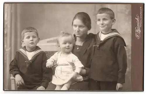 Fotografie Franz Heinrich, Torgau, Schlossstrasse 13, Portrait bürgerliche Dame mit zwei Jungen und Kleinkind