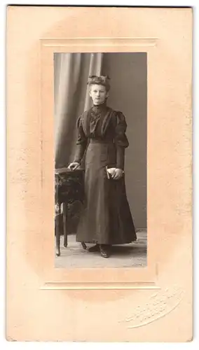 Fotografie Martin Herzfeld, Dresden, Pragerstrasse 7, Portrait junge Dame im schwarzen Kleid mit Buch
