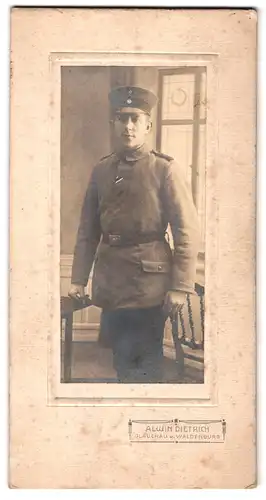 Fotografie Alwin Dietrich, Glauchau, Portrait Soldat in Uniform mit Schirmmütze