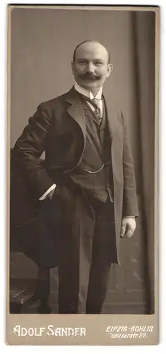 Fotografie Adolf Sander, Leipzig-Gohlis, Portrait junger Herr im eleganten Anzug mit Schnauzbart