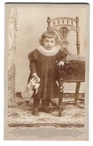 Fotografie Ludw. Klumpp, Heidenheim a.d. Br., Hohestrasse 24, Portrait Mädchen im Kleid mit Rüschenkragen, Puppe