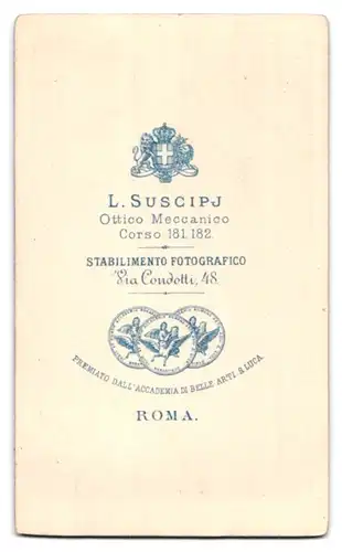 Fotografie L. Suscipj, Roma, Ottico Meccanico Corso 181-182, Portrait Frau im Samtkleid mit Hochsteckfrisur