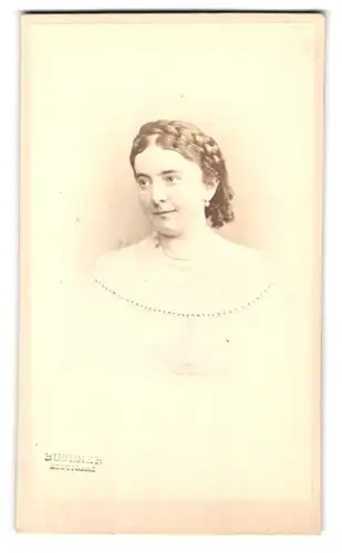 Fotografie Buchner, Stuttgart, Portrait Frau in hellem Kleid mit Halskette und geflochtetem Haar