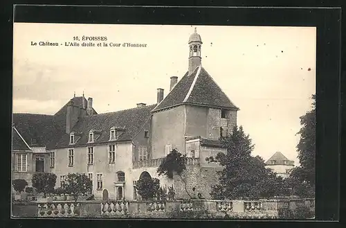 AK Époisses, Le Château - L`Aile droite et la Cour d`Honneur