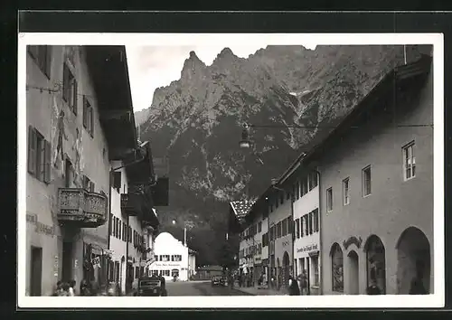 AK Mittenwald, Strassenpartie mit Blick zum Karwendel