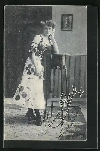 AK Soubrette Anny Pitrak in blumengeschückten Kleid
