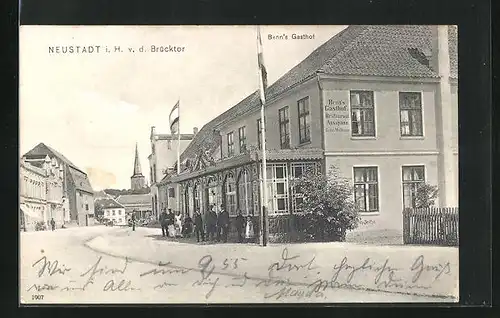 AK Neustadt i. Holst., Strasse vor dem Brücktor mit Benn`s Gasthaus