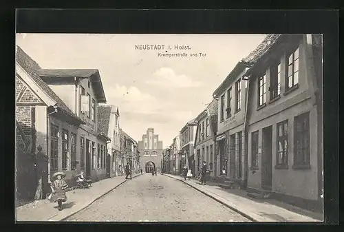 AK Neustadt i. Holst., Passanten auf der Kremperstrasse vor dem Tor