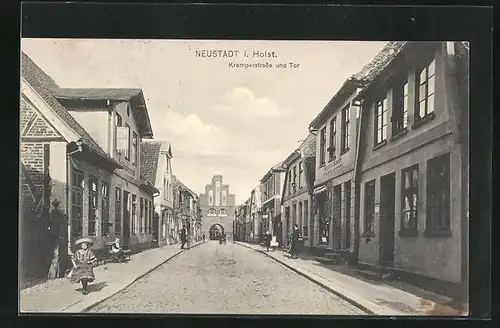 AK Neustadt i. Holst., Blick entlang der Kremperstrasse auf das Tor